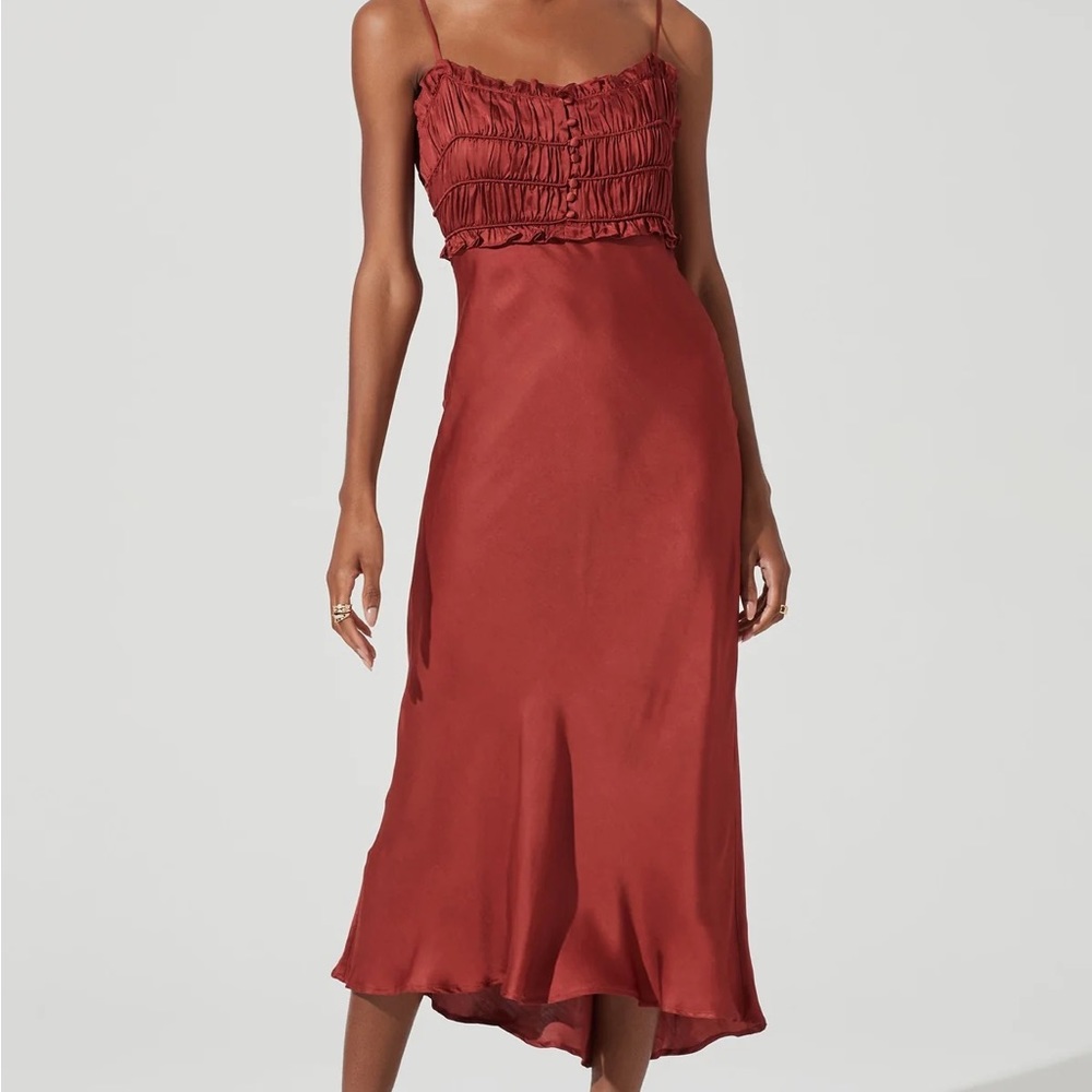 Astr the label Zola smocked midi dress. Color rust. Size small.
